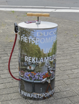 908107 Afbeelding van het fietspomp- annex reclamezuiltje, geplaatst op de hoek van de Weerdsingel W.Z. en de ...